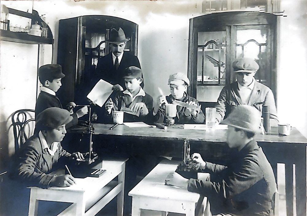 יוסף גורדון ותלמידיו במעבדת המדעים של "תחכמוני"